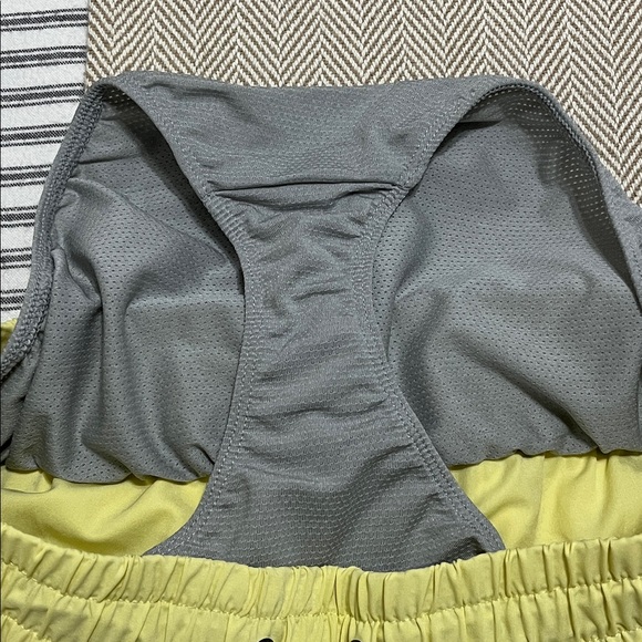 Vuori Clementine 2.0 Shorts 4" Sunlight Small - Picture 10 of 13